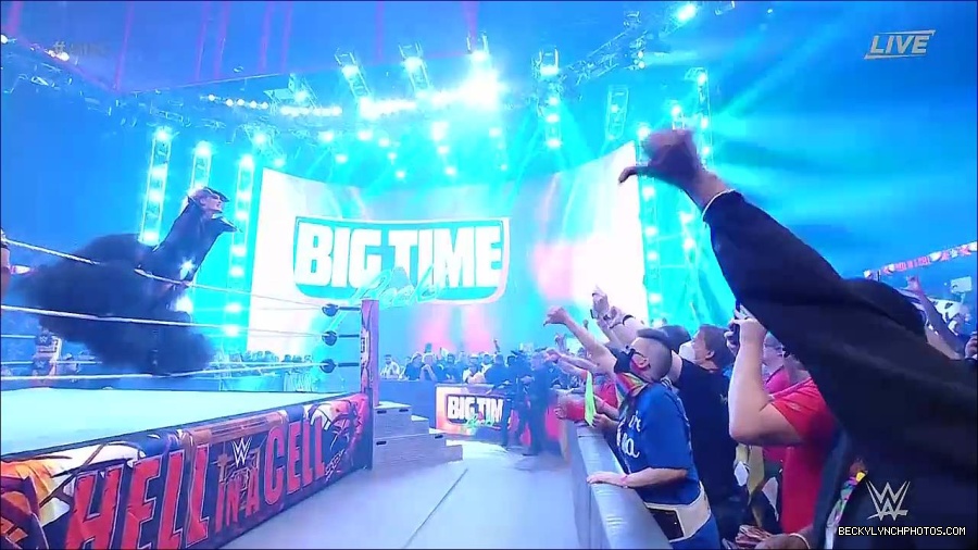 WWE_Hell_In_A_Cell_2022_720p_WEB_h264-HEEL_mp4_000598021.jpg