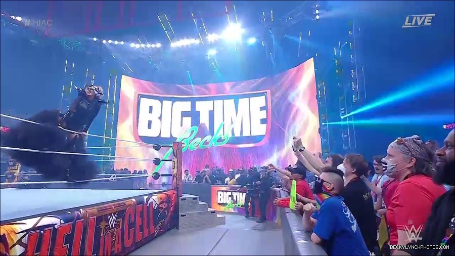 WWE_Hell_In_A_Cell_2022_720p_WEB_h264-HEEL_mp4_000601221.jpg