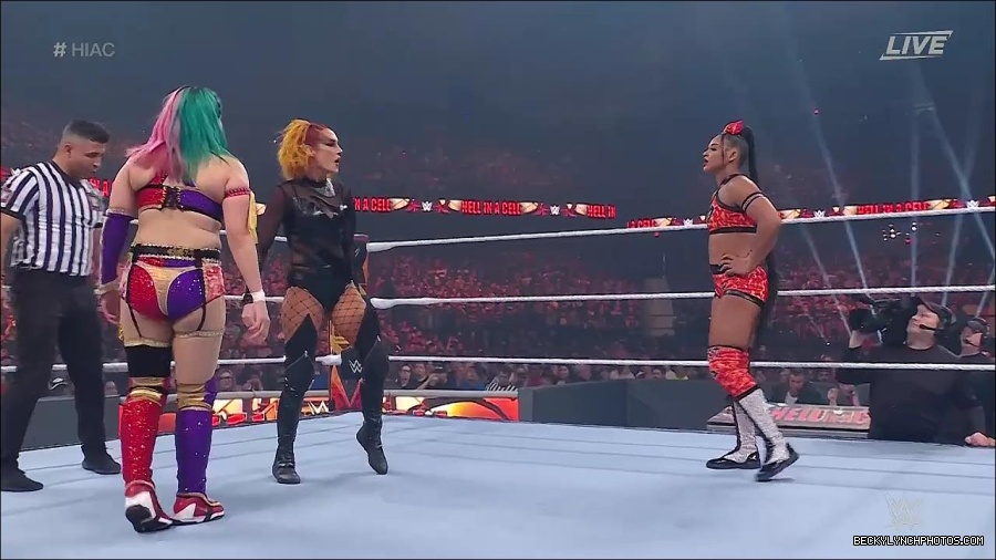 WWE_Hell_In_A_Cell_2022_720p_WEB_h264-HEEL_mp4_000846421.jpg