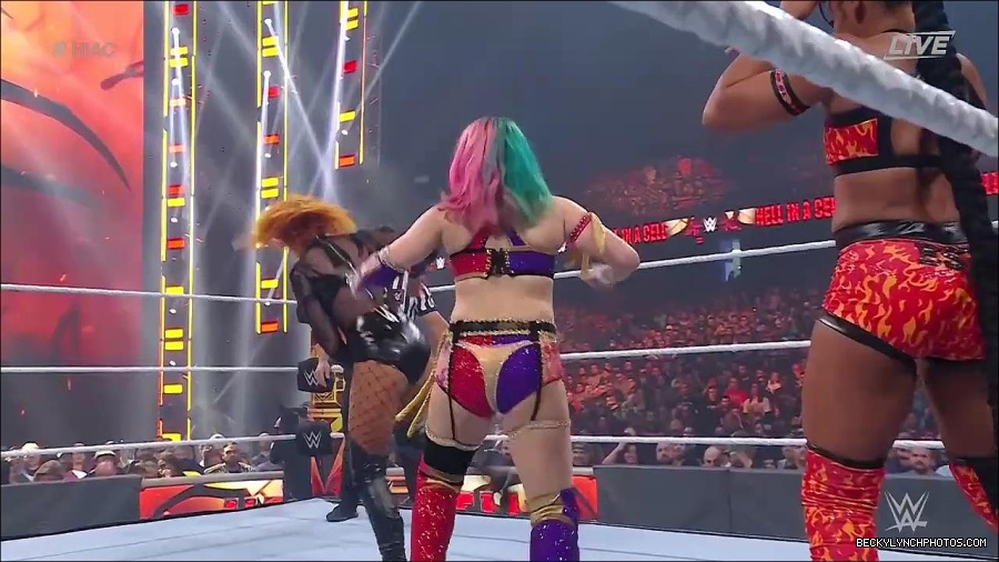 WWE_Hell_In_A_Cell_2022_720p_WEB_h264-HEEL_mp4_000853221.jpg
