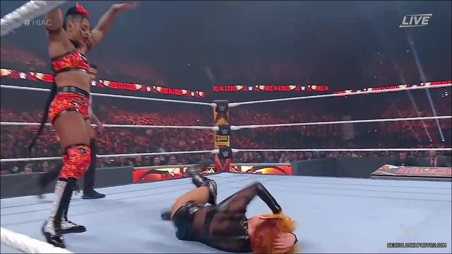 WWE_Hell_In_A_Cell_2022_720p_WEB_h264-HEEL_mp4_000859621.jpg