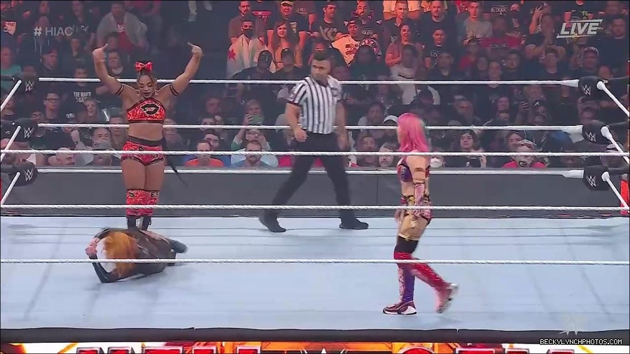 WWE_Hell_In_A_Cell_2022_720p_WEB_h264-HEEL_mp4_000860021.jpg