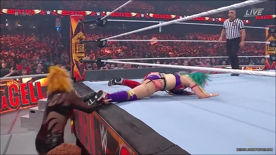 WWE_Hell_In_A_Cell_2022_720p_WEB_h264-HEEL_mp4_000916387.jpg