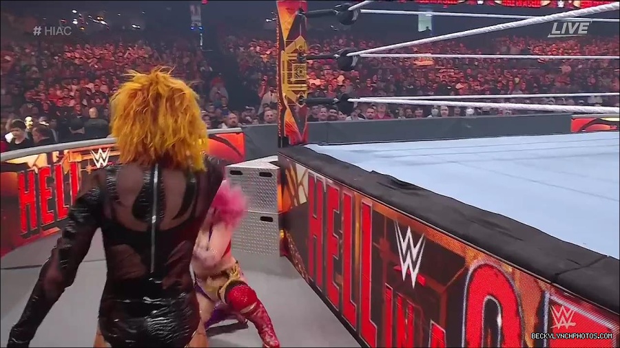 WWE_Hell_In_A_Cell_2022_720p_WEB_h264-HEEL_mp4_000918387.jpg