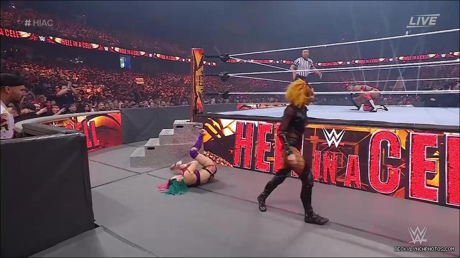 WWE_Hell_In_A_Cell_2022_720p_WEB_h264-HEEL_mp4_000920387.jpg