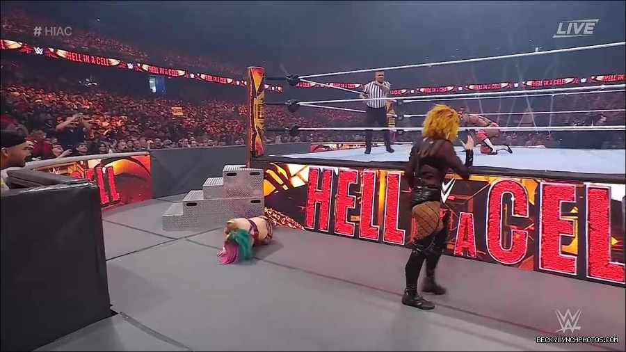 WWE_Hell_In_A_Cell_2022_720p_WEB_h264-HEEL_mp4_000920787.jpg