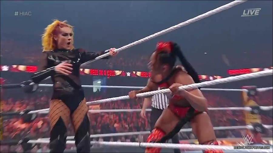 WWE_Hell_In_A_Cell_2022_720p_WEB_h264-HEEL_mp4_000925187.jpg