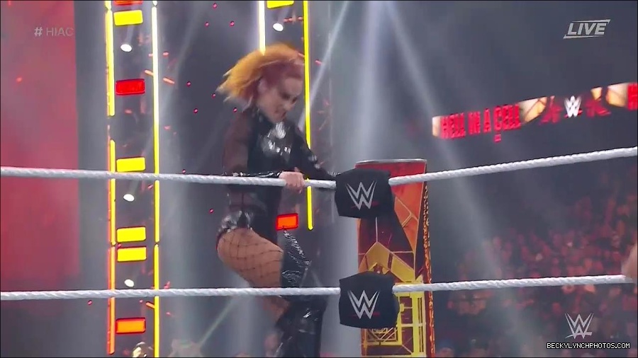 WWE_Hell_In_A_Cell_2022_720p_WEB_h264-HEEL_mp4_000928787.jpg