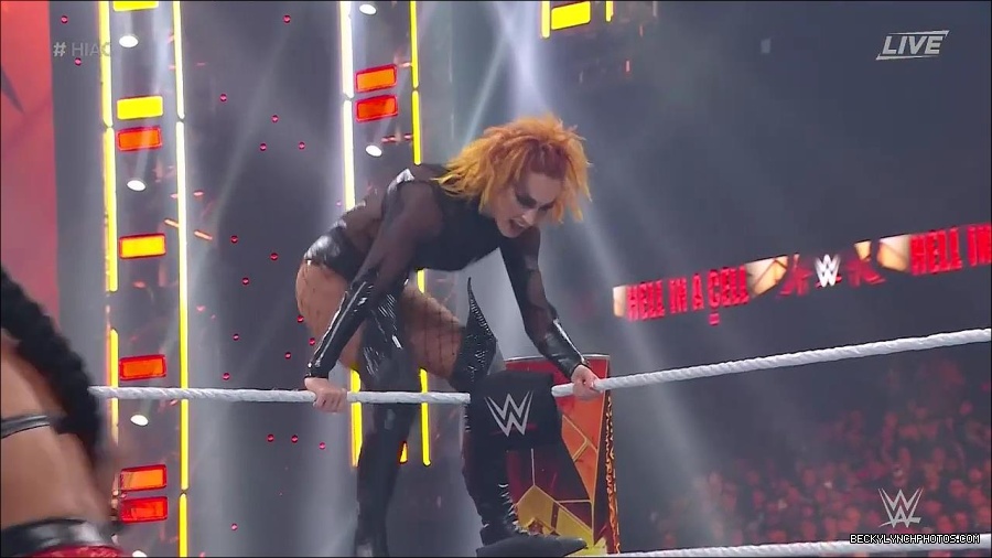 WWE_Hell_In_A_Cell_2022_720p_WEB_h264-HEEL_mp4_000929587.jpg