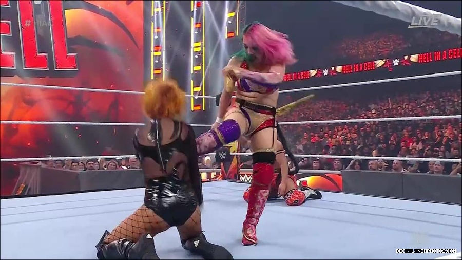 WWE_Hell_In_A_Cell_2022_720p_WEB_h264-HEEL_mp4_000991187.jpg