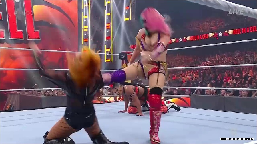 WWE_Hell_In_A_Cell_2022_720p_WEB_h264-HEEL_mp4_000992387.jpg