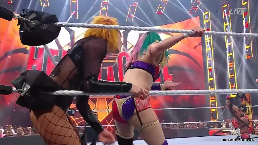 WWE_Hell_In_A_Cell_2022_720p_WEB_h264-HEEL_mp4_000999587.jpg