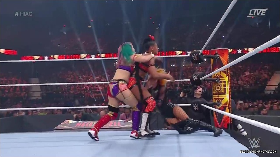 WWE_Hell_In_A_Cell_2022_720p_WEB_h264-HEEL_mp4_001003587.jpg