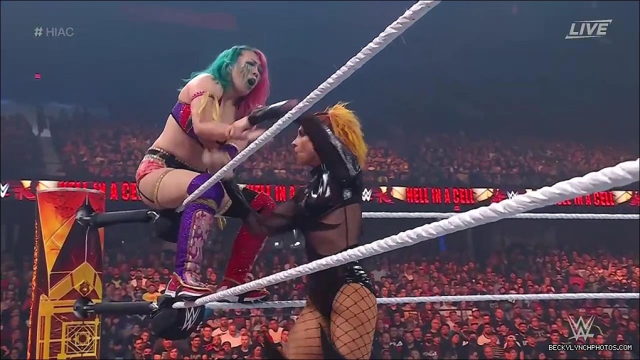 WWE_Hell_In_A_Cell_2022_720p_WEB_h264-HEEL_mp4_001052121.jpg