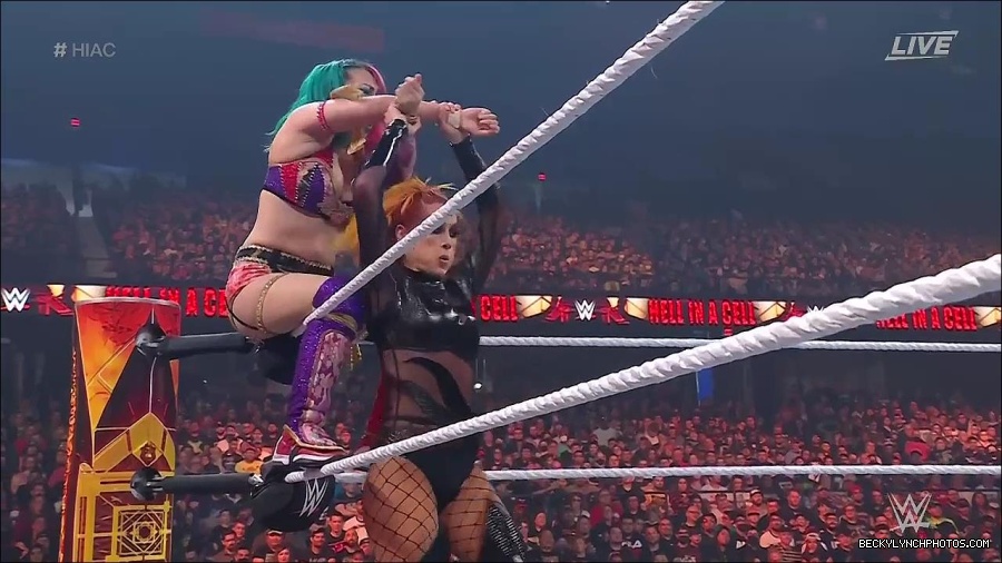 WWE_Hell_In_A_Cell_2022_720p_WEB_h264-HEEL_mp4_001052521.jpg