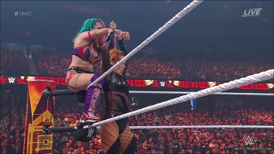 WWE_Hell_In_A_Cell_2022_720p_WEB_h264-HEEL_mp4_001052921.jpg