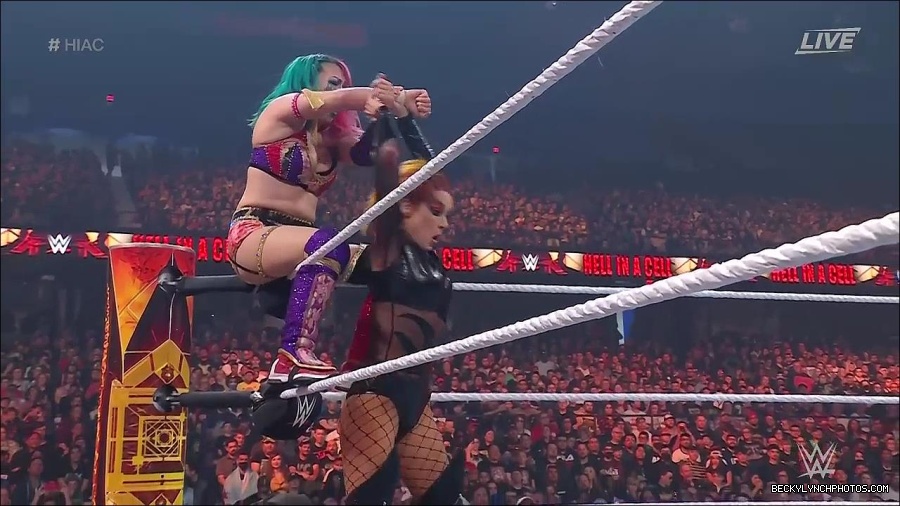 WWE_Hell_In_A_Cell_2022_720p_WEB_h264-HEEL_mp4_001053321.jpg