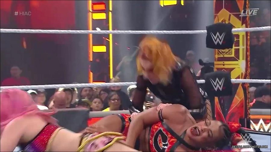 WWE_Hell_In_A_Cell_2022_720p_WEB_h264-HEEL_mp4_001056521.jpg