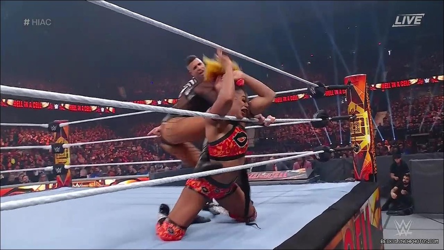 WWE_Hell_In_A_Cell_2022_720p_WEB_h264-HEEL_mp4_001116921.jpg