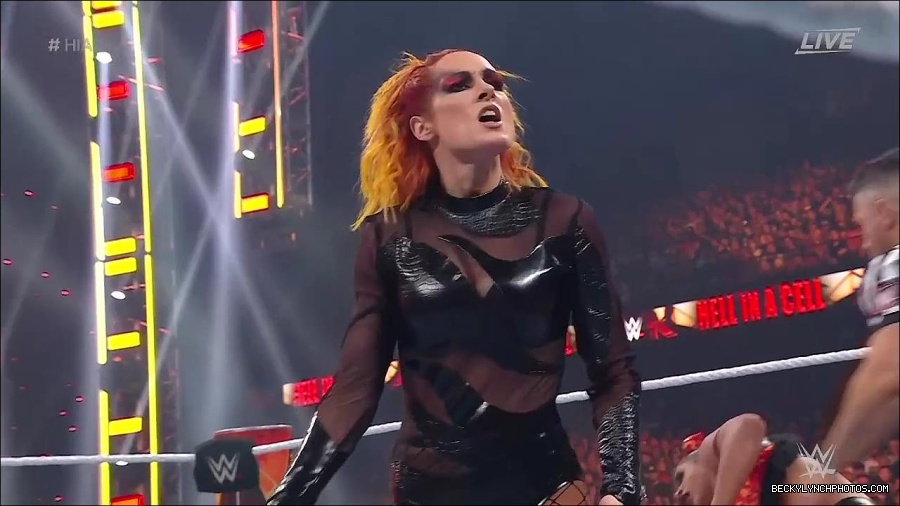 WWE_Hell_In_A_Cell_2022_720p_WEB_h264-HEEL_mp4_001144521.jpg