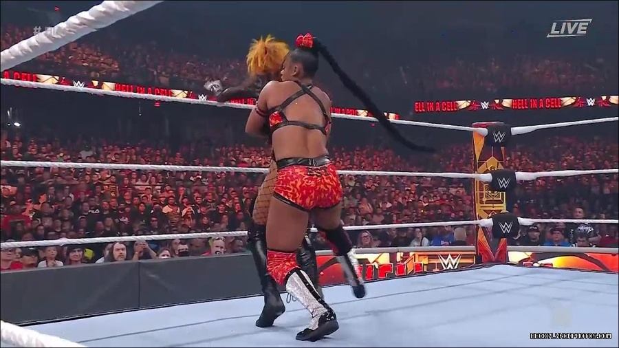 WWE_Hell_In_A_Cell_2022_720p_WEB_h264-HEEL_mp4_001158921.jpg