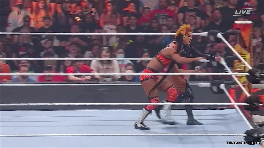 WWE_Hell_In_A_Cell_2022_720p_WEB_h264-HEEL_mp4_001165721.jpg