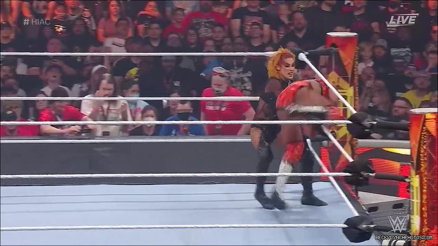 WWE_Hell_In_A_Cell_2022_720p_WEB_h264-HEEL_mp4_001166121.jpg