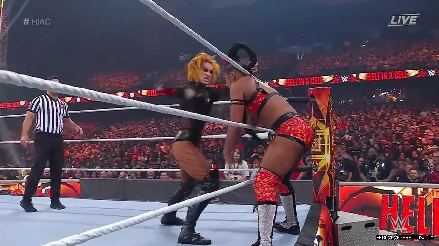 WWE_Hell_In_A_Cell_2022_720p_WEB_h264-HEEL_mp4_001167721.jpg