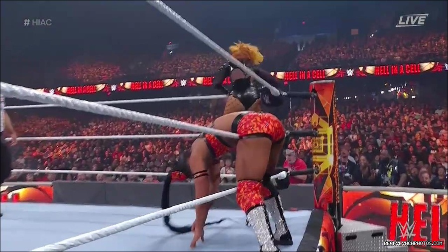 WWE_Hell_In_A_Cell_2022_720p_WEB_h264-HEEL_mp4_001171721.jpg