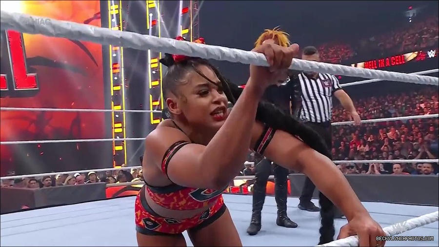 WWE_Hell_In_A_Cell_2022_720p_WEB_h264-HEEL_mp4_001200921.jpg
