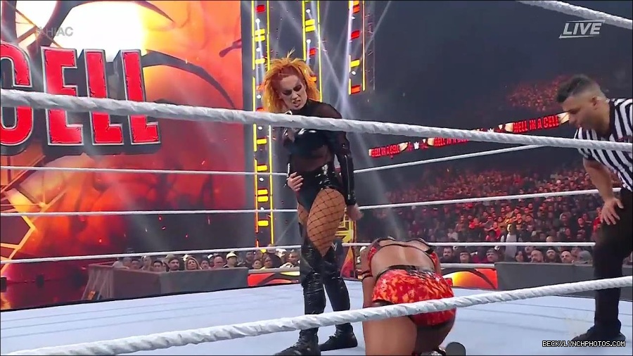 WWE_Hell_In_A_Cell_2022_720p_WEB_h264-HEEL_mp4_001212921.jpg