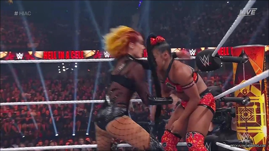 WWE_Hell_In_A_Cell_2022_720p_WEB_h264-HEEL_mp4_001245321.jpg