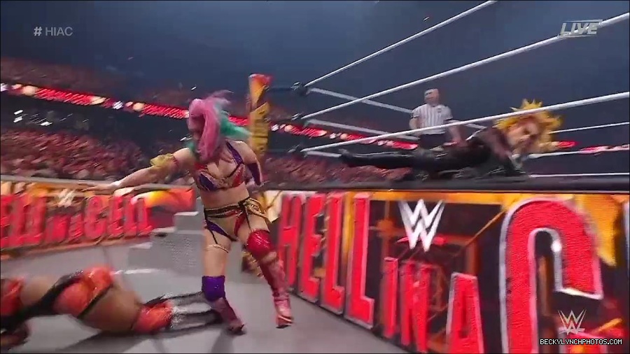 WWE_Hell_In_A_Cell_2022_720p_WEB_h264-HEEL_mp4_001256121.jpg