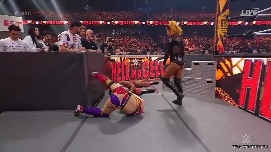 WWE_Hell_In_A_Cell_2022_720p_WEB_h264-HEEL_mp4_001263721.jpg