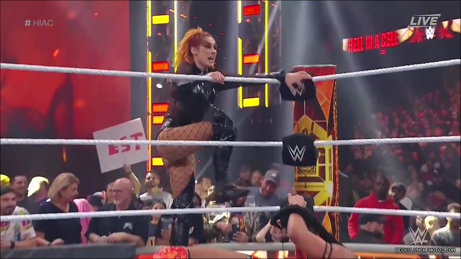 WWE_Hell_In_A_Cell_2022_720p_WEB_h264-HEEL_mp4_001269321.jpg