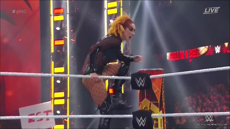 WWE_Hell_In_A_Cell_2022_720p_WEB_h264-HEEL_mp4_001270121.jpg