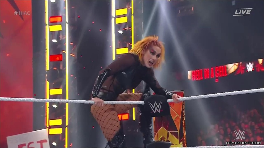 WWE_Hell_In_A_Cell_2022_720p_WEB_h264-HEEL_mp4_001270521.jpg
