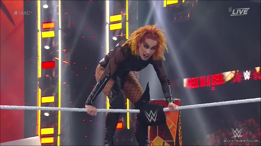 WWE_Hell_In_A_Cell_2022_720p_WEB_h264-HEEL_mp4_001270921.jpg