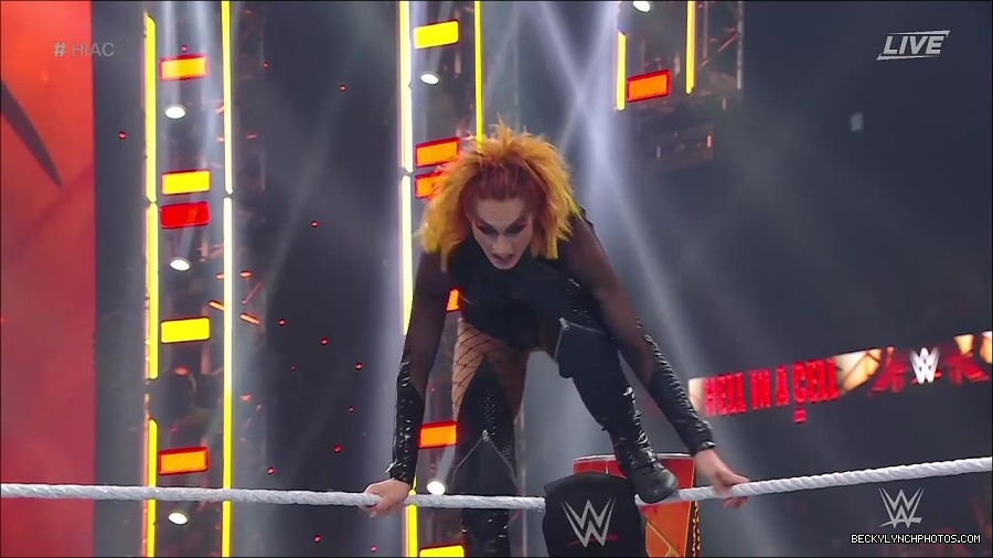 WWE_Hell_In_A_Cell_2022_720p_WEB_h264-HEEL_mp4_001272521.jpg