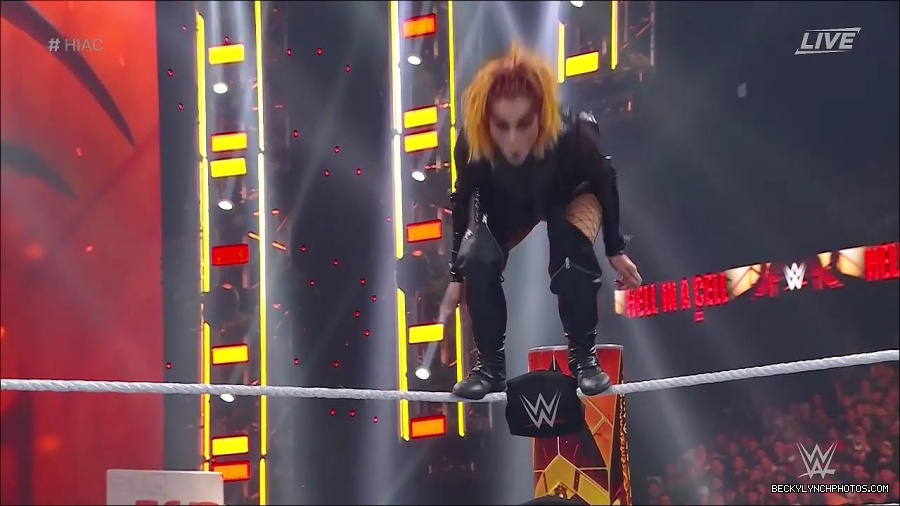WWE_Hell_In_A_Cell_2022_720p_WEB_h264-HEEL_mp4_001274121.jpg