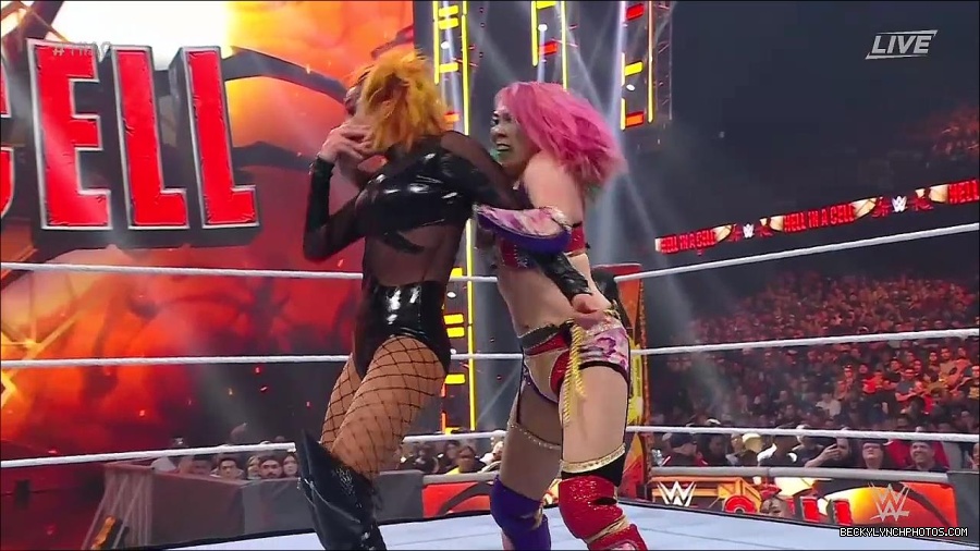 WWE_Hell_In_A_Cell_2022_720p_WEB_h264-HEEL_mp4_001365987.jpg