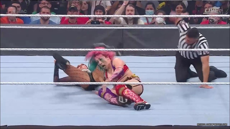 WWE_Hell_In_A_Cell_2022_720p_WEB_h264-HEEL_mp4_001369987.jpg