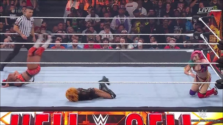 WWE_Hell_In_A_Cell_2022_720p_WEB_h264-HEEL_mp4_001399987.jpg