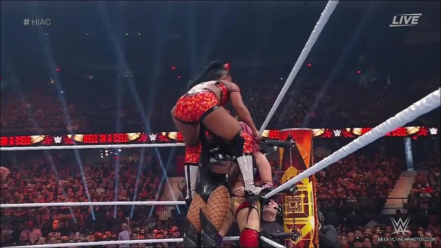 WWE_Hell_In_A_Cell_2022_720p_WEB_h264-HEEL_mp4_001420387.jpg