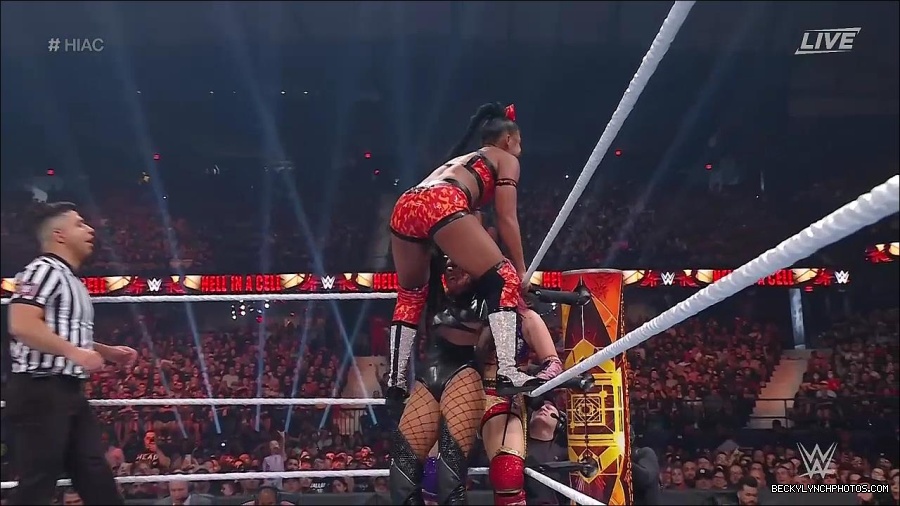 WWE_Hell_In_A_Cell_2022_720p_WEB_h264-HEEL_mp4_001420787.jpg