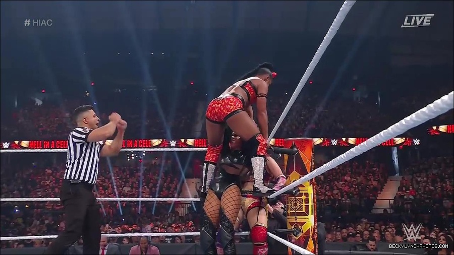 WWE_Hell_In_A_Cell_2022_720p_WEB_h264-HEEL_mp4_001421587.jpg