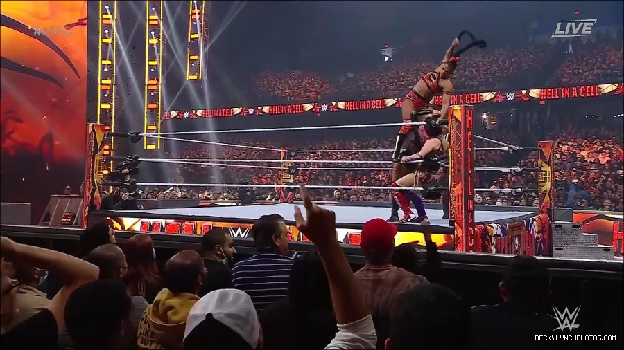 WWE_Hell_In_A_Cell_2022_720p_WEB_h264-HEEL_mp4_001425187.jpg