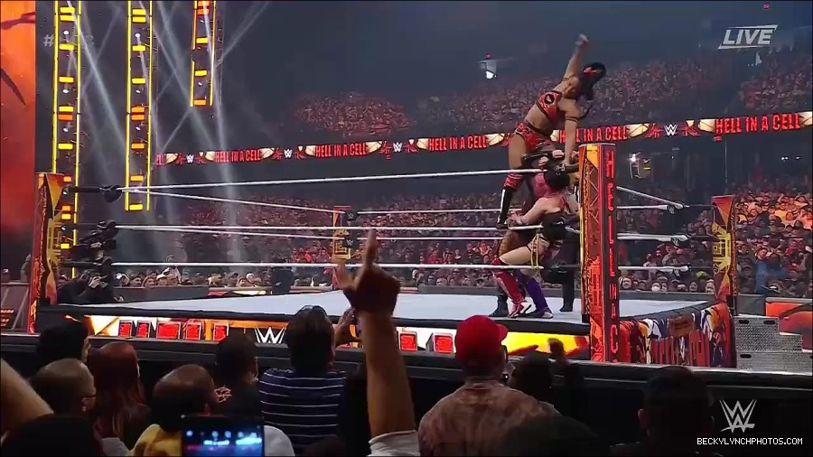 WWE_Hell_In_A_Cell_2022_720p_WEB_h264-HEEL_mp4_001428387.jpg