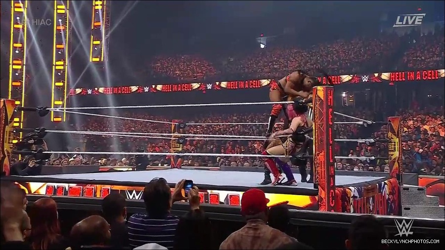 WWE_Hell_In_A_Cell_2022_720p_WEB_h264-HEEL_mp4_001429587.jpg