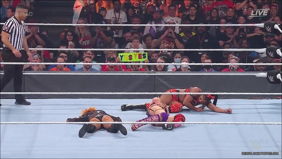 WWE_Hell_In_A_Cell_2022_720p_WEB_h264-HEEL_mp4_001487987.jpg